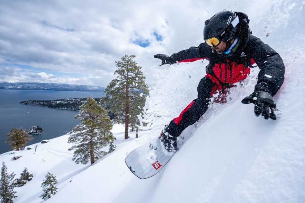 Snowboard em neve do Japão